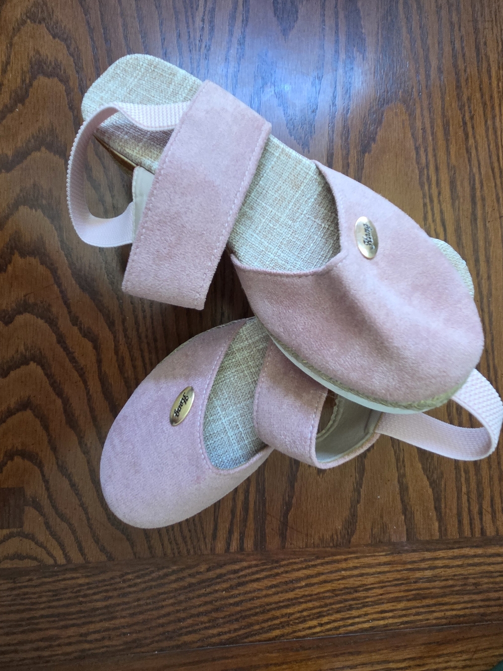 HangStylish and Comfortable Wedge Heels